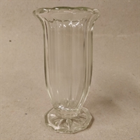 klar presset gammel glas vase buet kant og rillet. genbrug